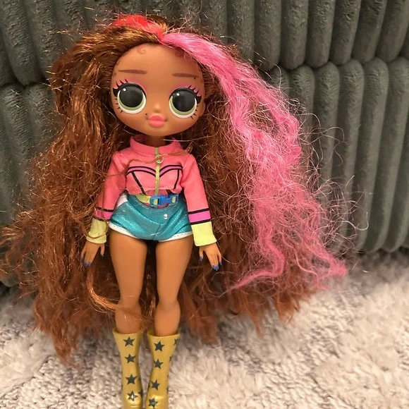 O.M.G Surprise! Dolls with Pink, Blue, and Purple Hair - Picture 4 of 5